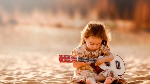 preview_cute-little-girl-playing-guitar.jpg